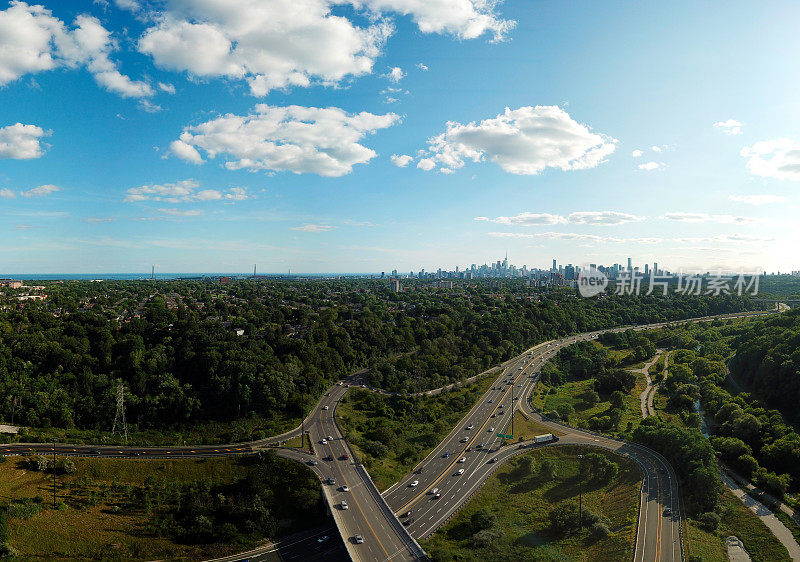 多伦多的Don Valley Parkway (DVP)，背景是多伦多市中心